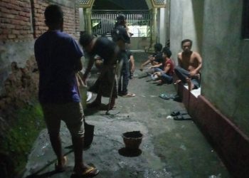 Warga Desa Ketangga Tambal Jalan Rusak Jelang Lebaran Galian Proyek PDAM