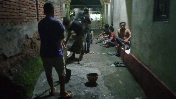 Warga Desa Ketangga Tambal Jalan Rusak Jelang Lebaran Galian Proyek PDAM