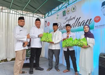 H. Lalu Hadrian Irfani Sapa Kader dan Warga di Lotim, Salurkan Paket Lebaran untuk Masyarakat