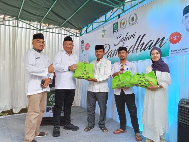 H. Lalu Hadrian Irfani Sapa Kader dan Warga di Lotim, Salurkan Paket Lebaran untuk Masyarakat