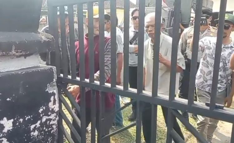 Kantor Desa Kerongkong Lombok Timur Disegel