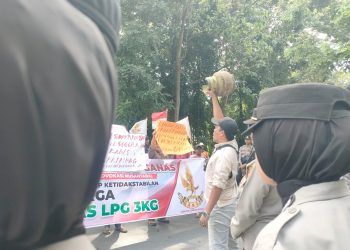 Puluhan Masyarakat Demo Bupati Lotim Kelangkaan LPG Bersubsidi