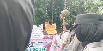 Puluhan Masyarakat Demo Bupati Lotim Kelangkaan LPG Bersubsidi