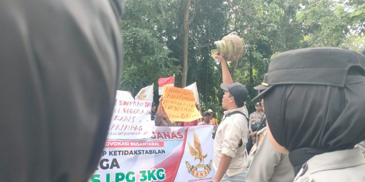 Puluhan Masyarakat Demo Bupati Lotim Kelangkaan LPG Bersubsidi
