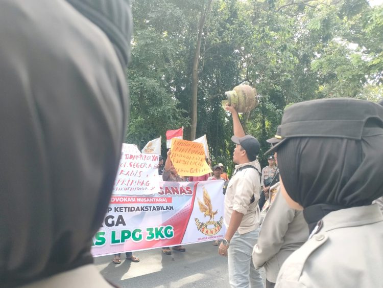 Puluhan Masyarakat Demo Bupati Lotim Kelangkaan LPG Bersubsidi