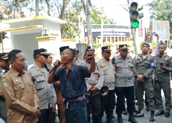 Pendemo LPG Sebut Bupati Iron Diminta Turun, Sekda Naik Jadi Bupati