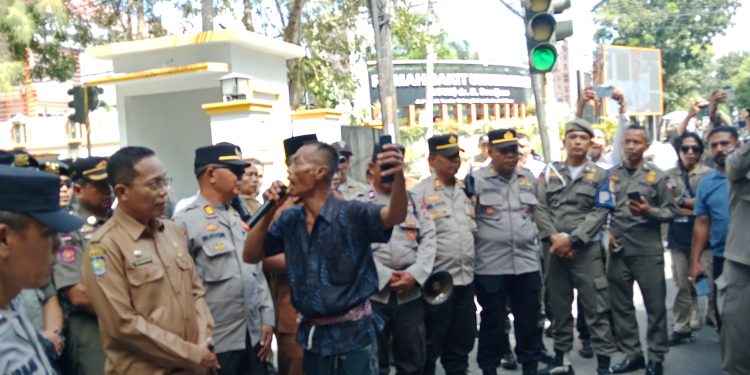 Pendemo LPG Sebut Bupati Iron Diminta Turun, Sekda Naik Jadi Bupati