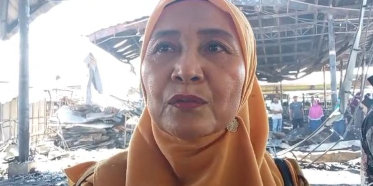 Dinsos Lotim Berikan Bantuan kepada Korban Kebakaran Pasar Pringgabaya