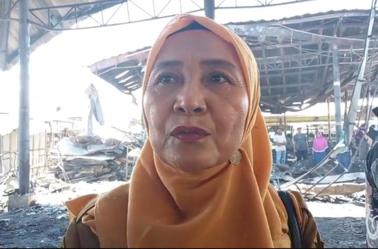 Dinsos Lotim Berikan Bantuan kepada Korban Kebakaran Pasar Pringgabaya