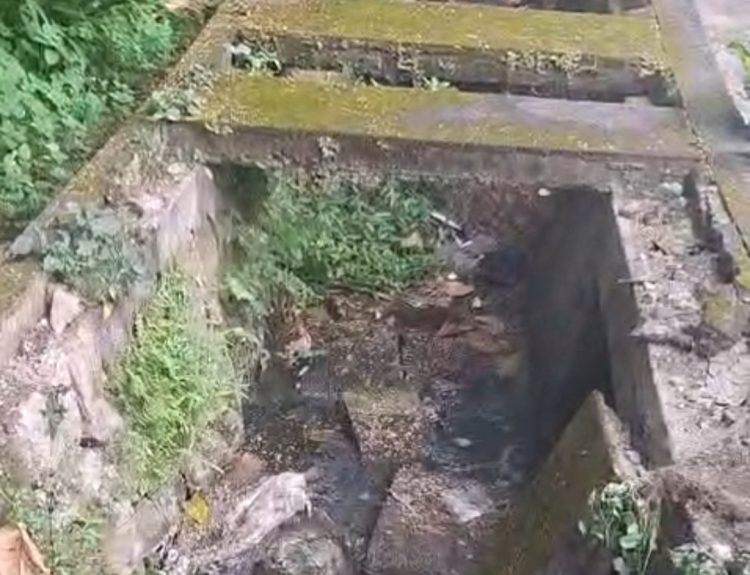 Warga Keluhkan Trotoar Ambruk di Hutan Kota Selong, Satu Orang Sempat Terjatuh