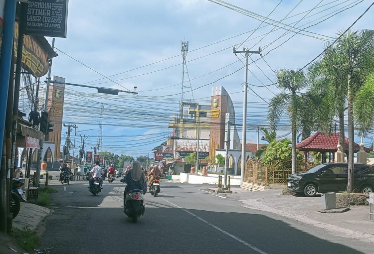 Traffic Light Mati di Jalan Utama Masbagik, Arus Lalu Lintas Semrawut