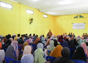 Korban Kebakaran Pasar Pringgabaya Terima Bantuan, Bupati Minta Warga Bersabar