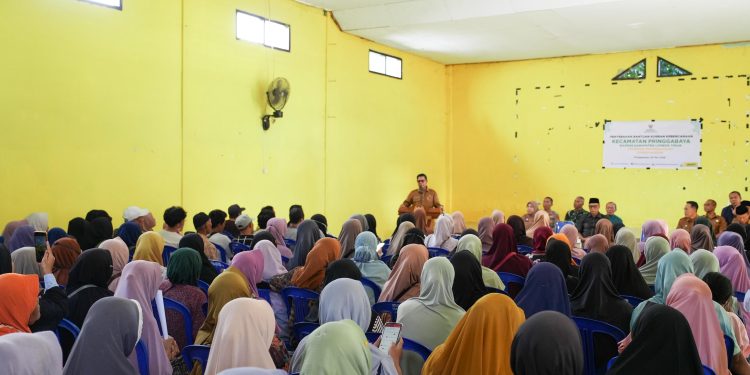 Korban Kebakaran Pasar Pringgabaya Terima Bantuan, Bupati Minta Warga Bersabar
