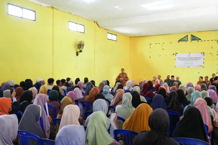 Korban Kebakaran Pasar Pringgabaya Terima Bantuan, Bupati Minta Warga Bersabar