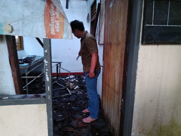 Bangunan Kosong Eks Pustu di Aikmel Terbakar