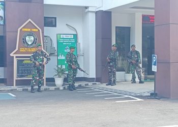 Waduh, TNI Bersenjata Laras Panjang Lengkap Amankan Kejaksaan Dari Pendemo