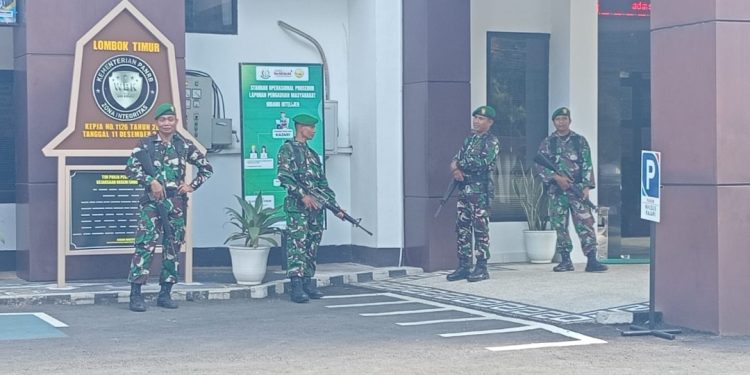 Waduh, TNI Bersenjata Laras Panjang Lengkap Amankan Kejaksaan Dari Pendemo