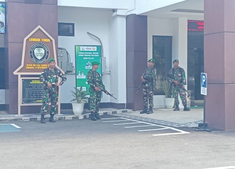 Waduh, TNI Bersenjata Laras Panjang Lengkap Amankan Kejaksaan Dari Pendemo