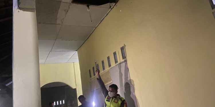 Marbot Terjatuh dari Plafon Musholla di Lotim