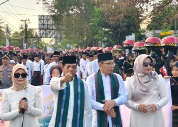 Bupati dan Wabup Lotim Tampil Mesra di Parade 1448 Dulang, Sekda Absen