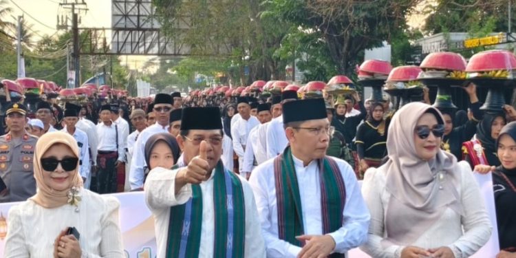 Bupati dan Wabup Lotim Tampil Mesra di Parade 1448 Dulang, Sekda Absen
