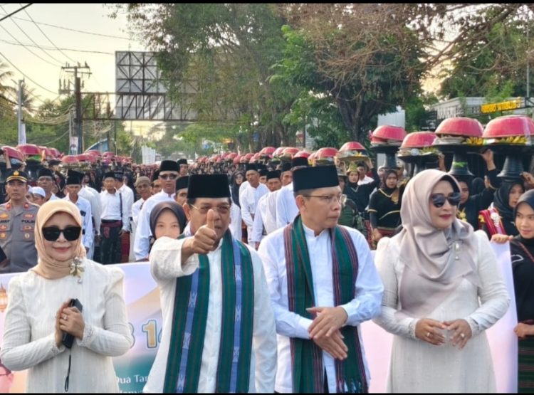 Bupati dan Wabup Lotim Tampil Mesra di Parade 1448 Dulang, Sekda Absen