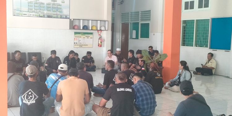 Puluhan Anggota Keris Sasak Geruduk RSUD Soejono Selong, Protes Pelayanan
