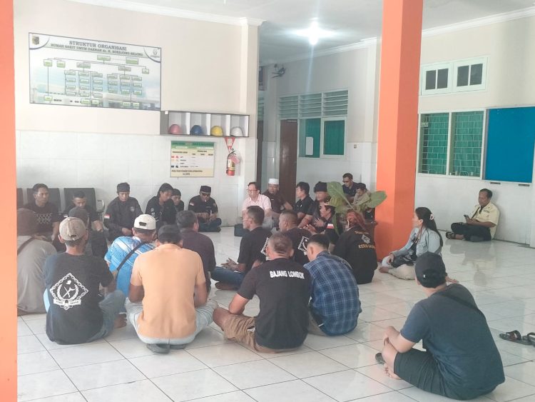 Puluhan Anggota Keris Sasak Geruduk RSUD Soejono Selong, Protes Pelayanan