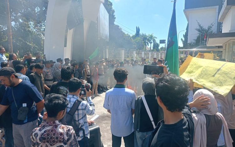 HMI MPO Lotim Tuntut Program MBG dan KDMP Ditutup Permanen