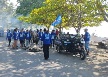 Peringati HUT ke-25, Demokrat Lotim Gelar Aksi Bersih Pantai