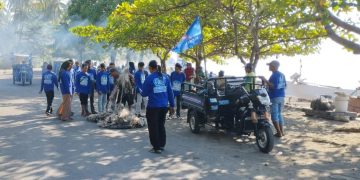 Peringati HUT ke-25, Demokrat Lotim Gelar Aksi Bersih Pantai