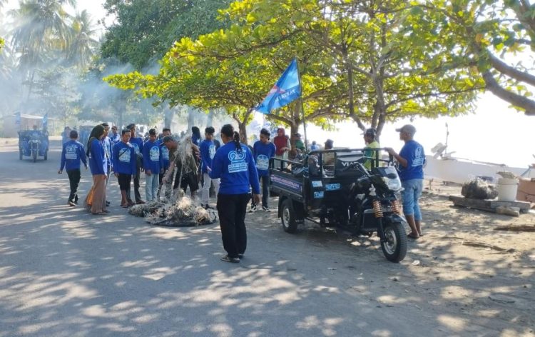 Peringati HUT ke-25, Demokrat Lotim Gelar Aksi Bersih Pantai