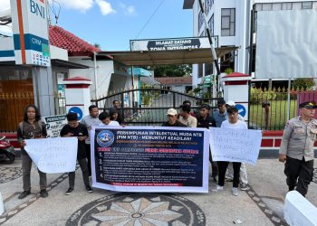 Moment Hari Jadi Adiyaksa, Kejati NTB Didemo, Desak Mantan Jampidsus Ditahan