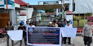 Moment Hari Jadi Adiyaksa, Kejati NTB Didemo, Desak Mantan Jampidsus Ditahan