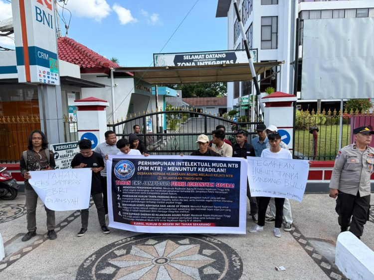 Moment Hari Jadi Adiyaksa, Kejati NTB Didemo, Desak Mantan Jampidsus Ditahan