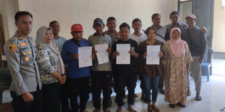 Kenal Lewat Tiktok, Habis Kepergok Warga, Suami Ceraikan Istrinya Lewat VC, Berakhir Damai