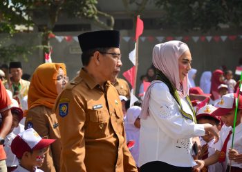 Wabup Lotim Dampingi Wakil Ketua DPR RI Salurkan PIP