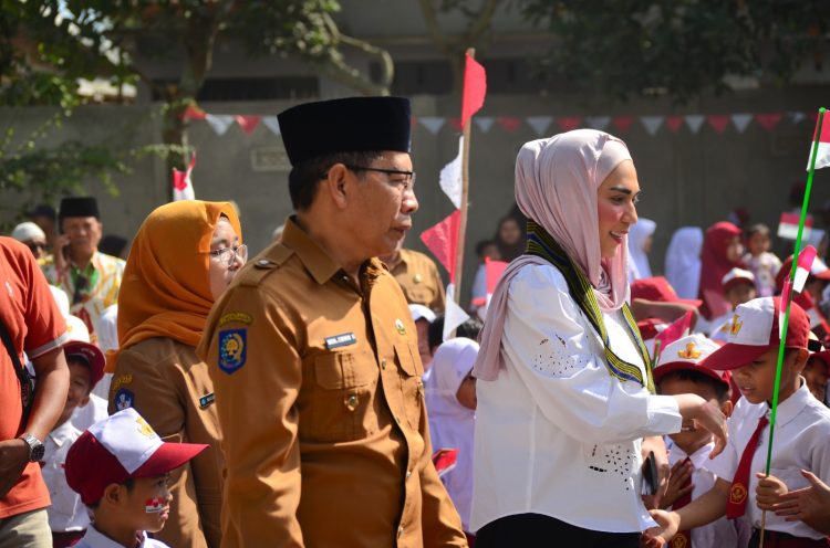 Wabup Lotim Dampingi Wakil Ketua DPR RI Salurkan PIP