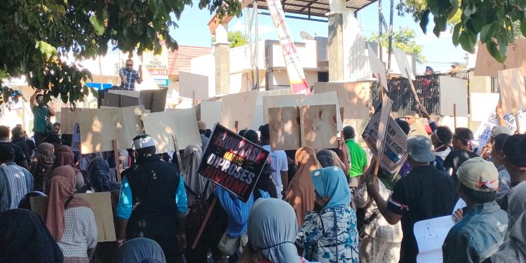 Aliansi Sahabat Kepung Polres Lotim, Tuntut Tangkap Pelaku Penghinaan Bupati
