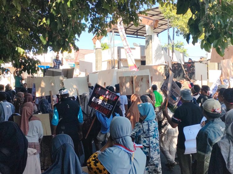 Aliansi Sahabat Kepung Polres Lotim, Tuntut Tangkap Pelaku Penghinaan Bupati