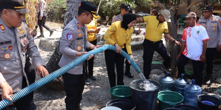 Polres Lombok Timur Salurkan Air Bersih untuk Warga Sekaroh di Momen HUT ke-81 RI