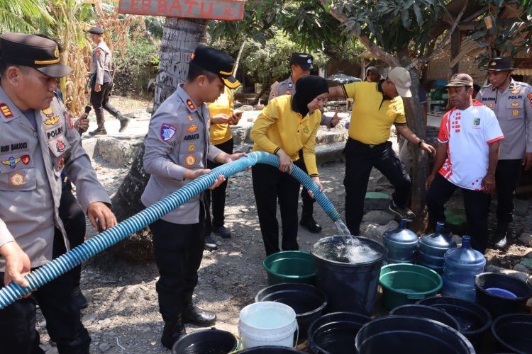 Polres Lombok Timur Salurkan Air Bersih untuk Warga Sekaroh di Momen HUT ke-81 RI