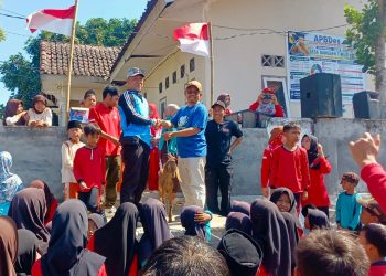 Dukung ketahanan pangan, Pemdes Denggen Timur hadiahkan kambing di HUT RI ke-81