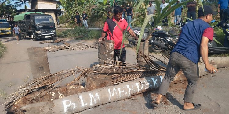Pemerintah Desa Kalijaga Timur dan Warga Blokade Jalan