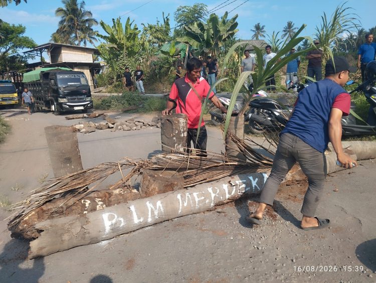 Pemerintah Desa Kalijaga Timur dan Warga Blokade Jalan