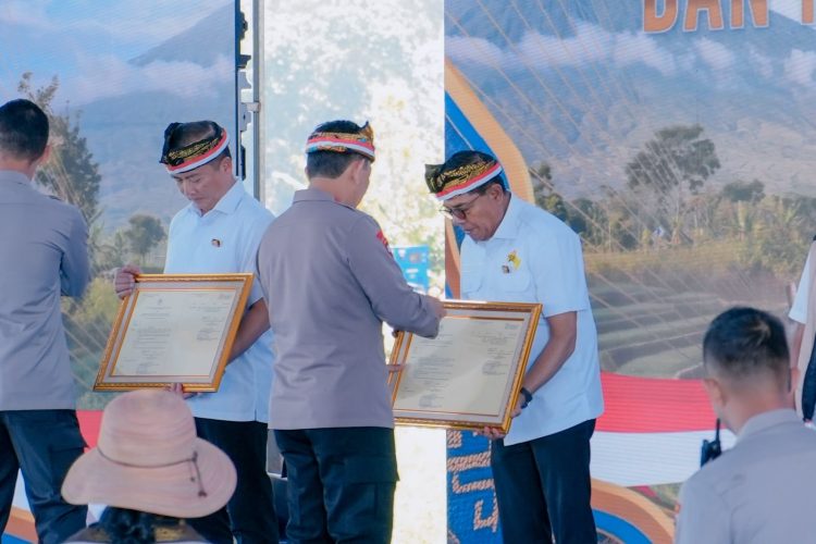 Kapolri Serahkan Pin Emas ke Gubernur NTB dan Bupati Lotim