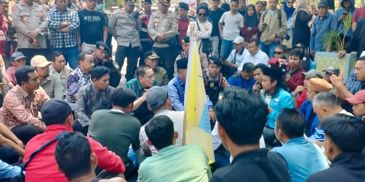 Wakil Bupati Lotim Temui Ratusan Pendemo