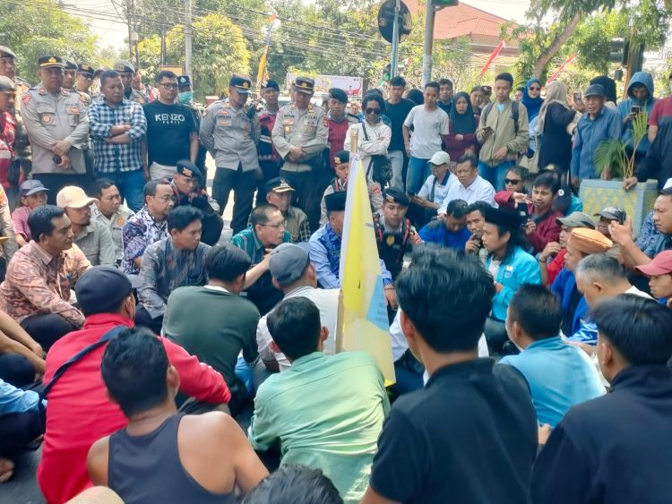 Wakil Bupati Lotim Temui Ratusan Pendemo