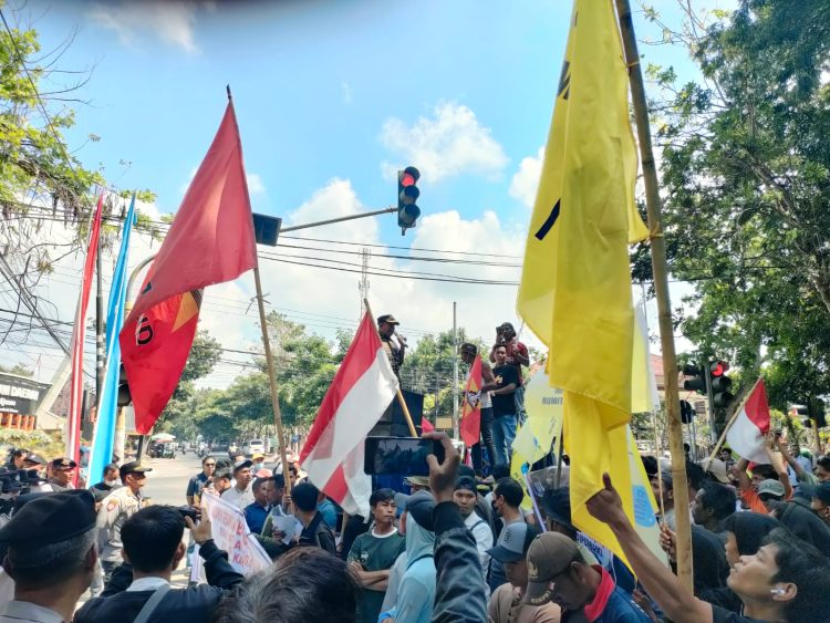 Camat dan Kades Demo Bupati Lotim, Soal Jalan Rusak