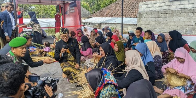 Kerajinan Anyaman Bambu Desa Loyok Targetkan Kembali Mendunia